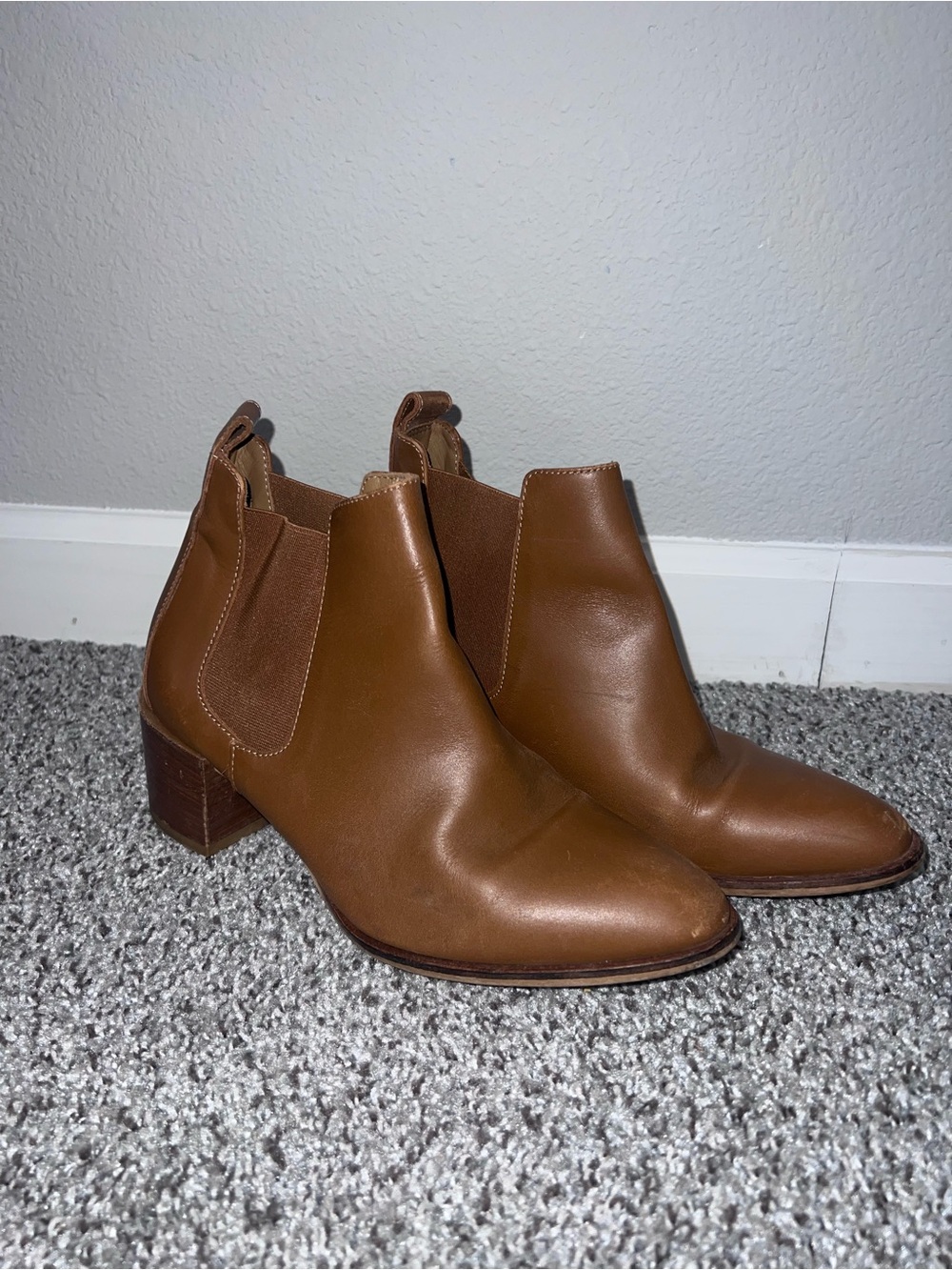 Everlane Women’s Tan Leather Ankle Boots - Stylish Chelsea Heel